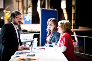 Im Gespräch: Jörg Miller (UNIAKTIV) mit regionalen Partnern Quelle: Regio ELF; henning-photographie.de