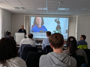 Dr. Max Pascher hat erfolgreich seine Dissertation mit dem Titel „An Interaction Design for AI-enhanced Assistive Human-Robot Collaboration" verteidigt